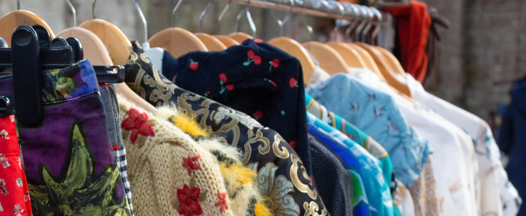 Vente au kilo de vêtements et accessoires de l'association AMOS
