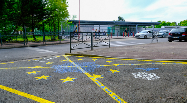 Des places de parking PMR embellies par de jeunes mérignacais