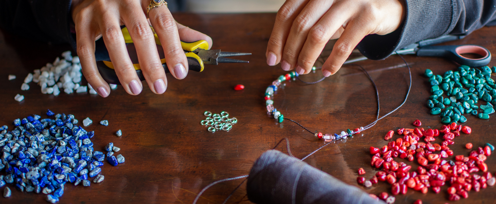 Atelier confection de bijoux.