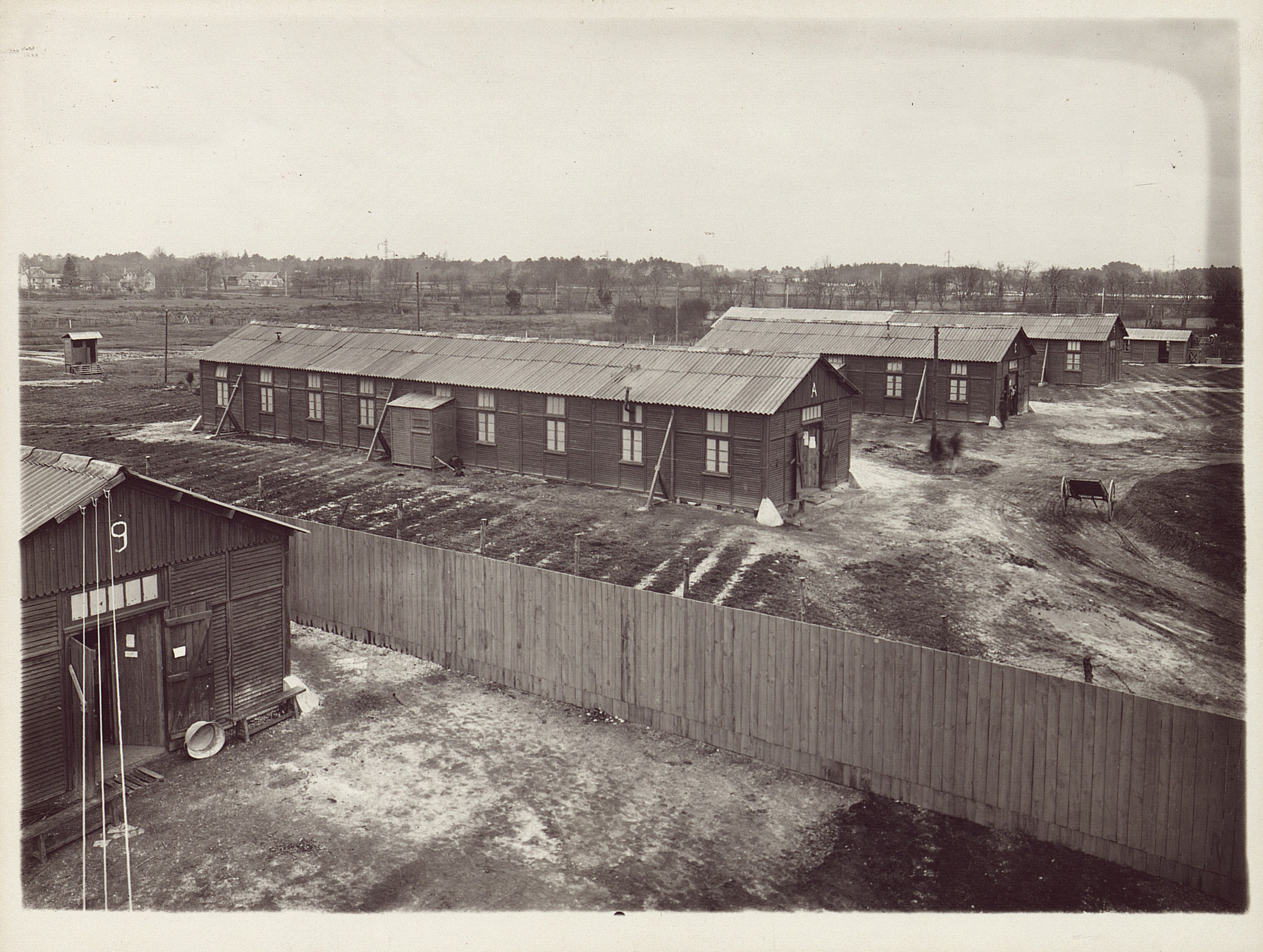 Baraquements des politiques « dangereux », décembre 1941. Photographie n et b, studio Rolland Lhorme, Bordeaux. Archives départementales de la Gironde, 103 w 4.