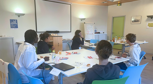 4 collégiens sont en train d'observer une agent de la Maison départementale des solidarités au téléphone. 