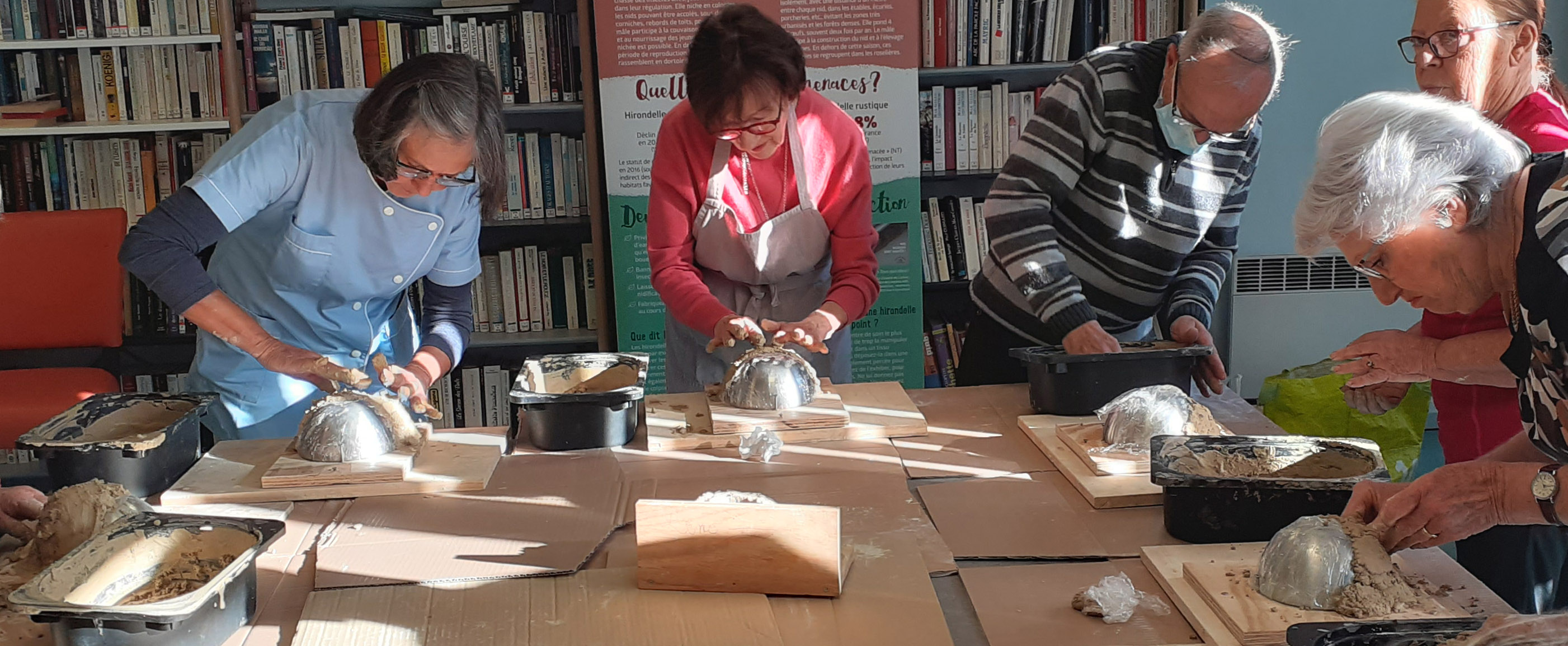 Atelier de fabrication de nichoirs à hirondelles