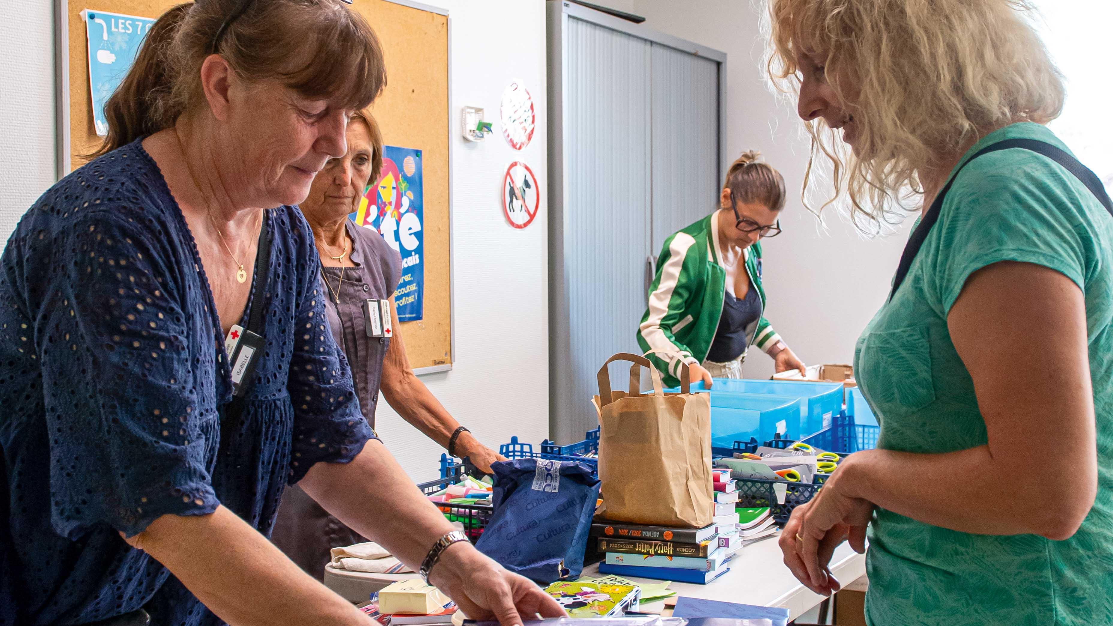 Distribution de fournitures scolaires