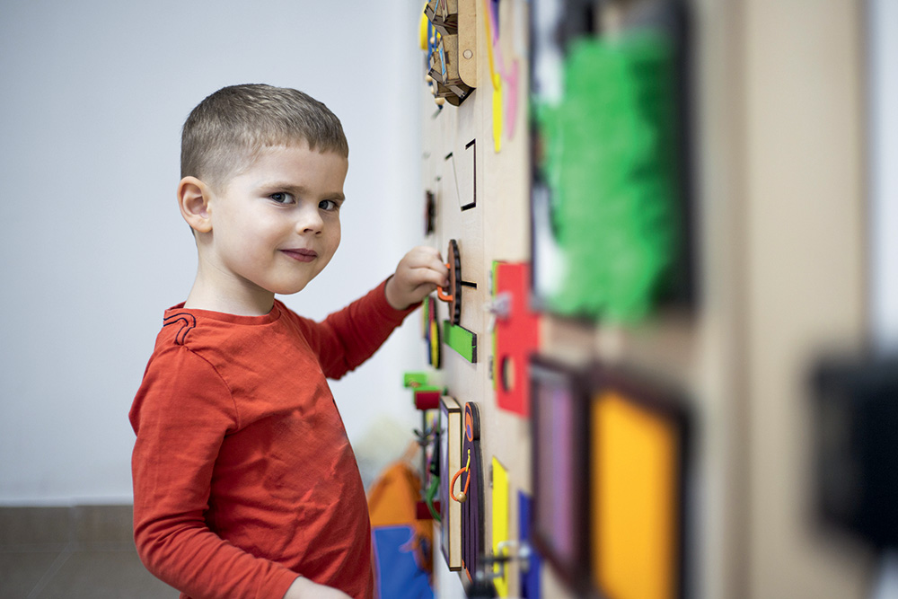 Enfant jouant avec des jouets.