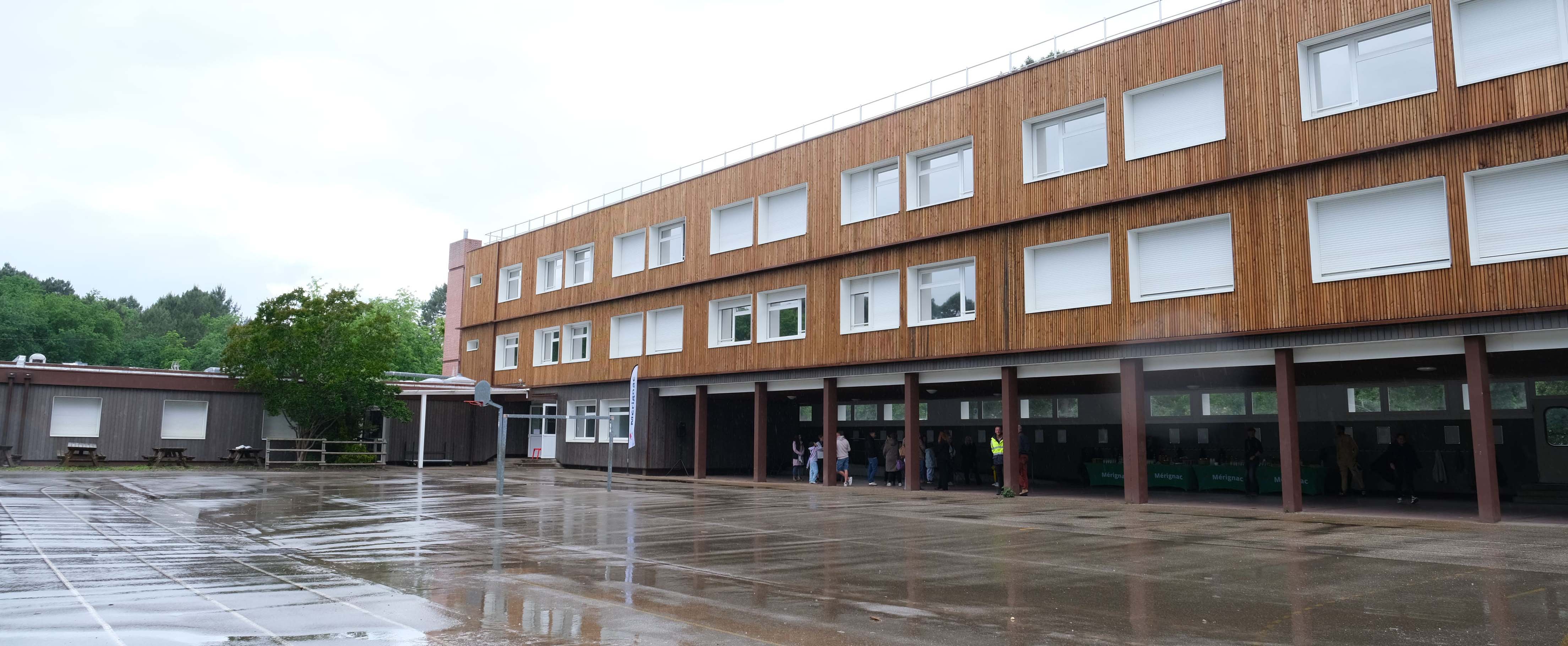 Vue sur la cour de l'école élémentaire Joséphine Baker (Le Burck) à Mérignac