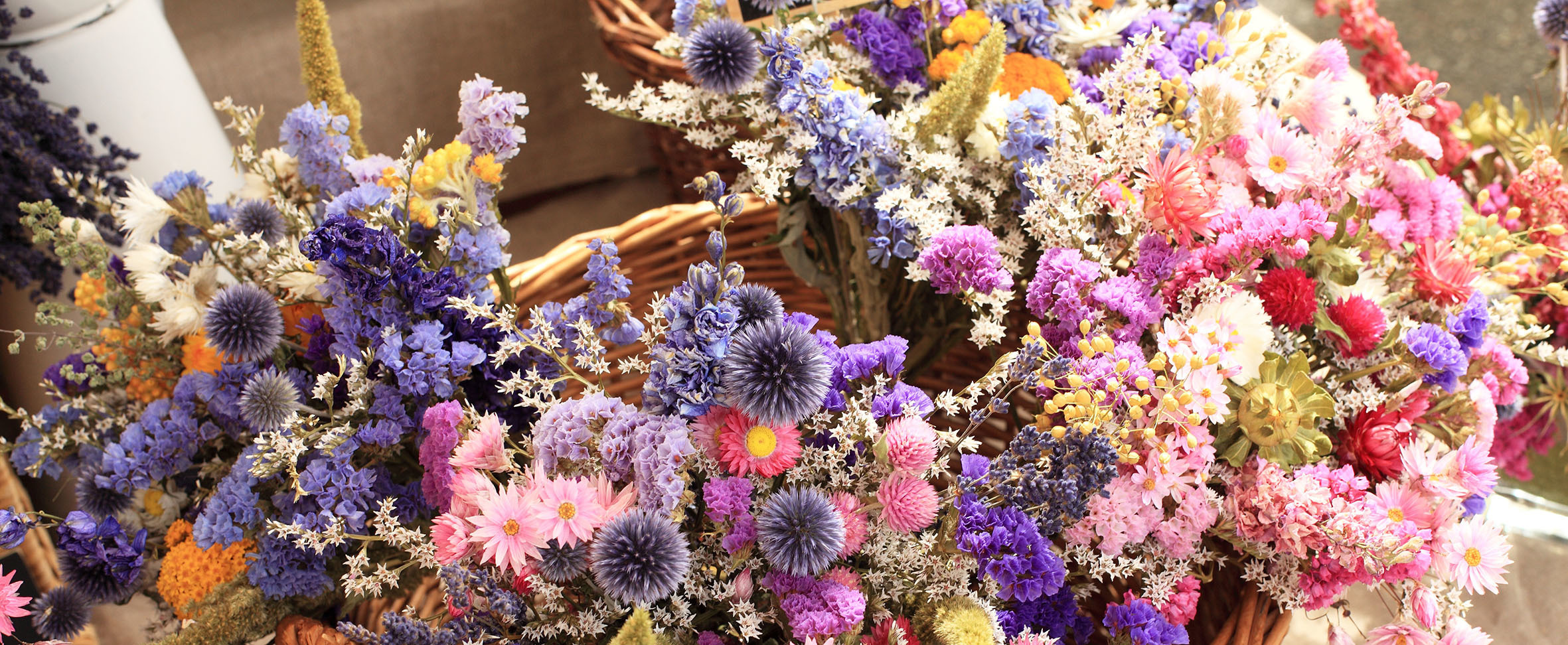 Création d’une lettre fleurie en fleurs séchées