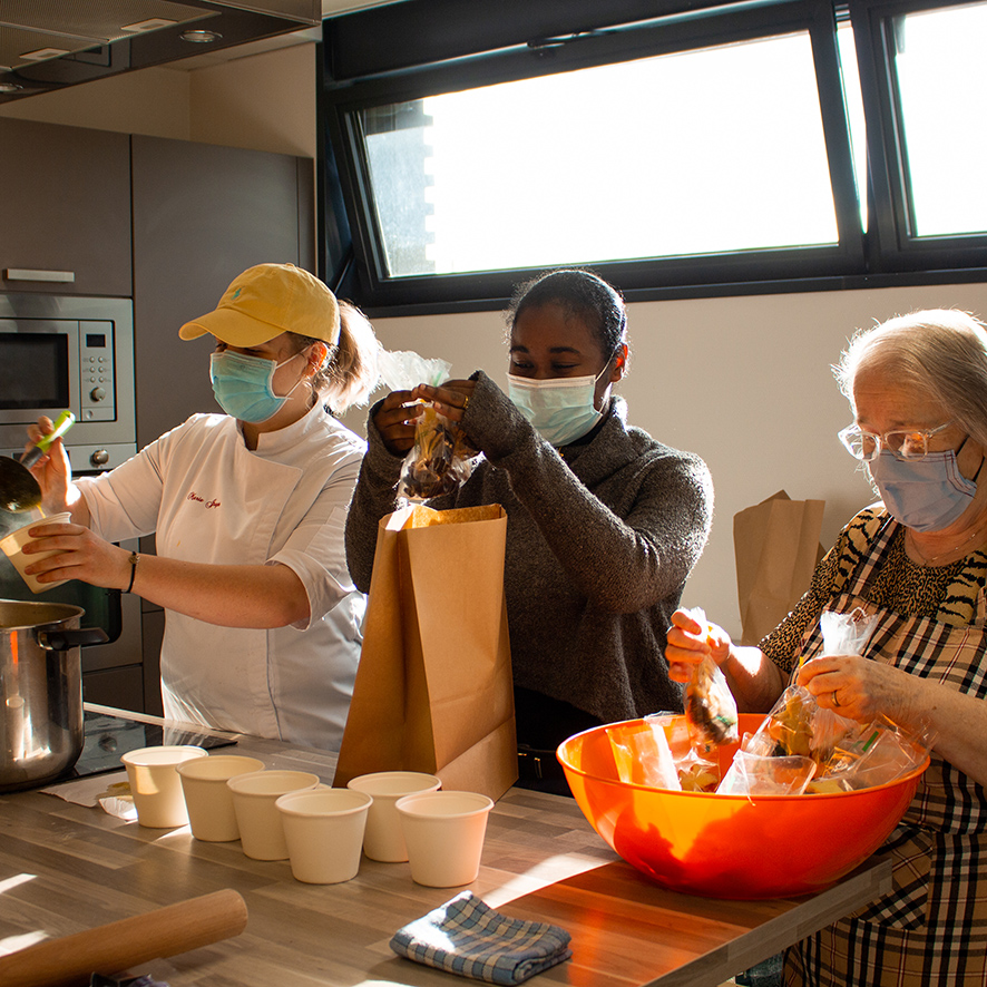 L’assiette solidaire : une initiative chaleureuse pour offrir des  repas chauds aux plus démunis 