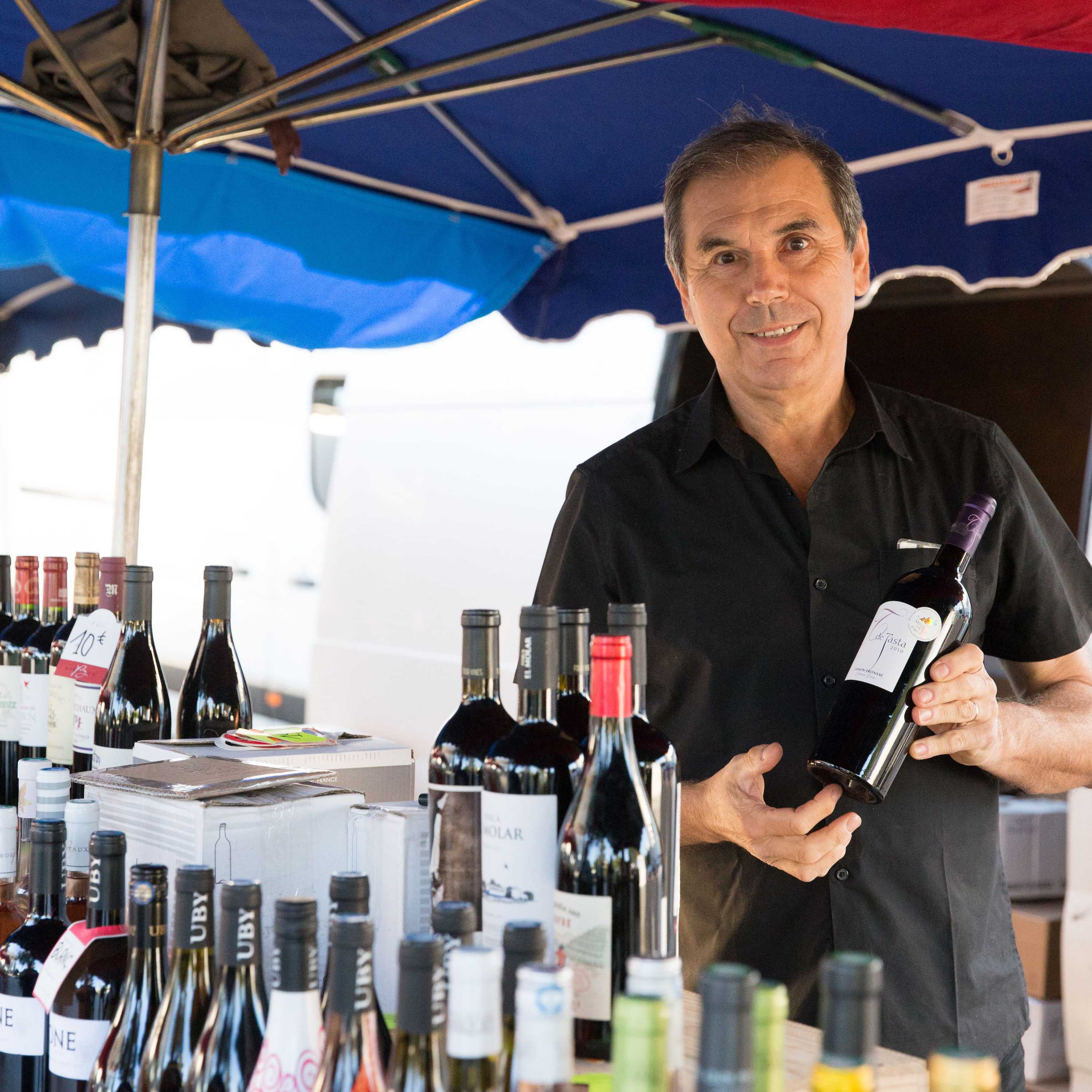 Les vins et les oeufs du domaine Puy Renard avec Bruce Beaudou sur le marché de Mérignac
