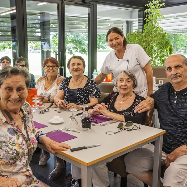 Fraîcheur et convivialité tout l'été dans les restaurants seniors de Mérignac