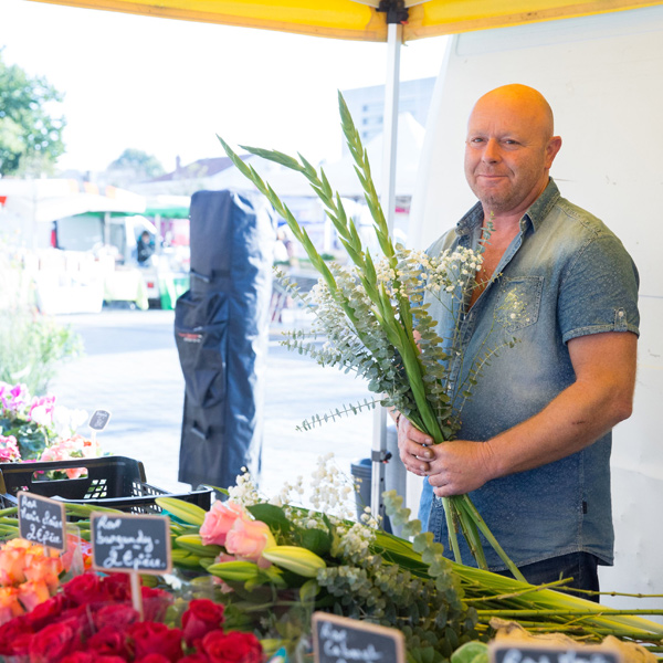 Des fleurs locales sur le marché de Mérignac avec votre fleuriste Stéphane Bonin