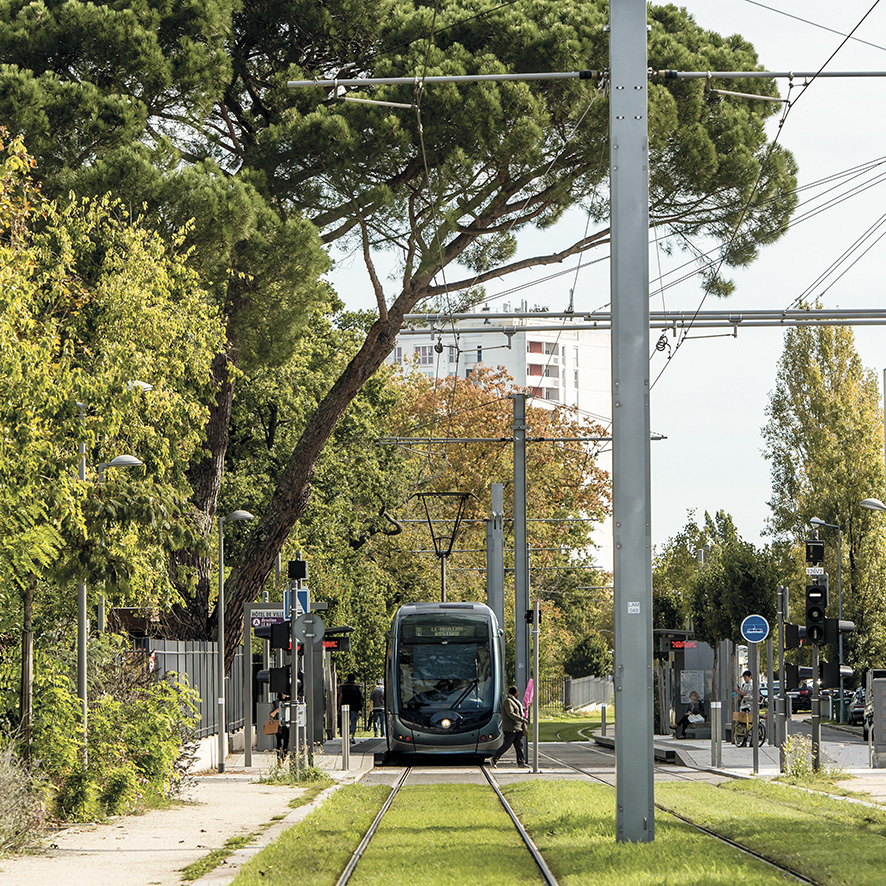 En chemin vers l’aéroport, le tram transforme la ville
